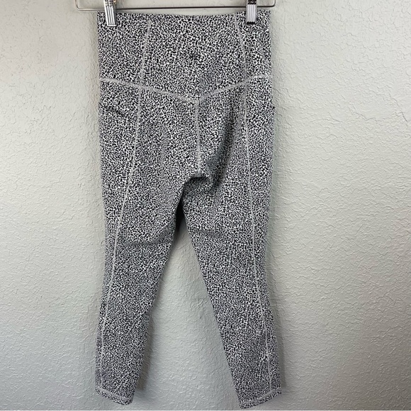 Athleta Salutation Stash Pocket II 7/8 Textured Tight - Picture 1 of 10